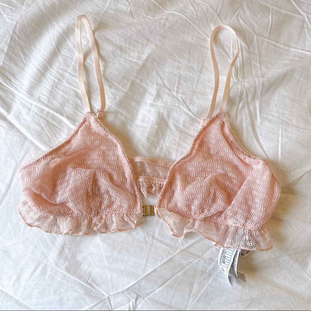 Forever 21 💕 frilly lace light pink bralette in size L 💖